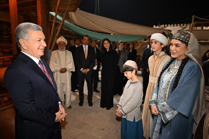 Shavkat Mirziyoyev Ibn Sinoning bolaligi haqidagi film suratga olinayotgan maydonga tashrif buyurdi