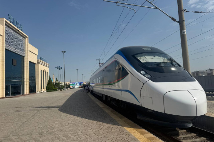 Urganch aeroportidan Xiva shahrigacha tezyurar elektropoyezd yo'lga qo'yildi