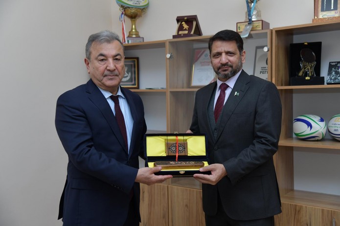 Sodiq Safoev Pokiston Elchisi bilan uchrashdi