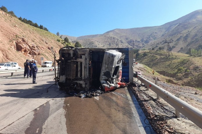 На перевале «Камчик» загорелась фура с хлопком