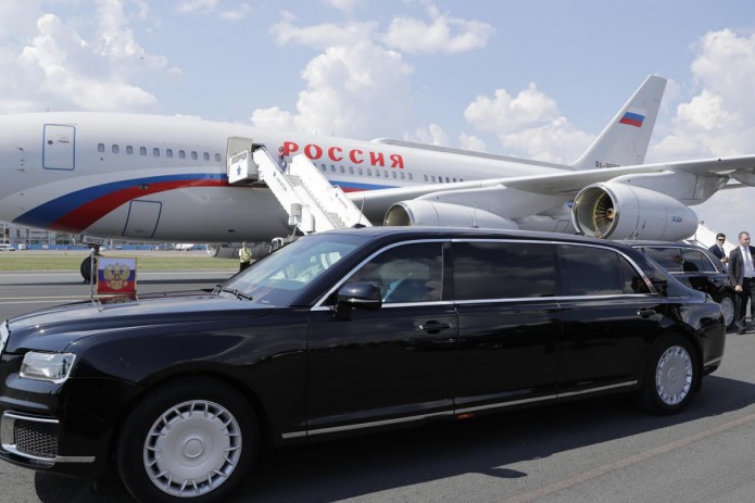 Putin BMT sanksiyalarini buzgan holda Kim Chen Inga limuzin sovg‘a qildi