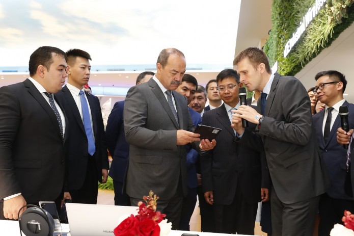 Премьер-министр Узбекистана посетил R&D центр Huawei в Шеньчжэне