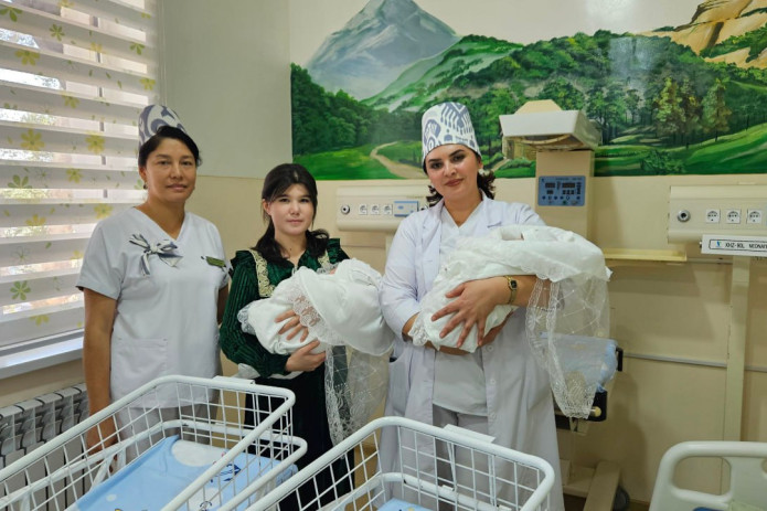 O‘zbek shifokorlari siam egizaklarini shoshilinch ravishda noyob operatsiya orqali ajratib oldi