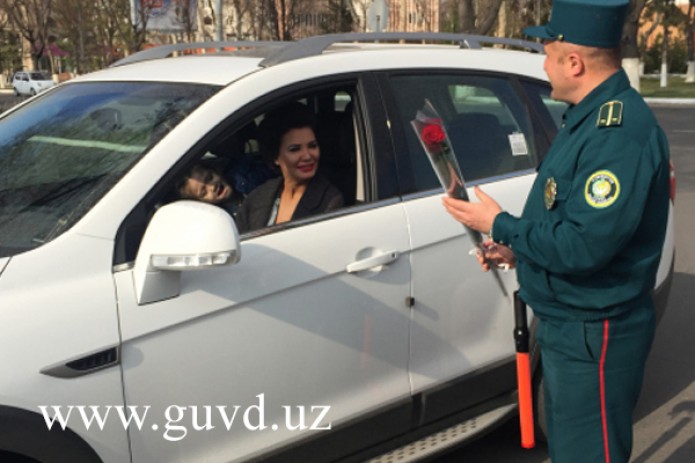 Инспекторы УБДД поздравили женщин-водителей с 8 марта