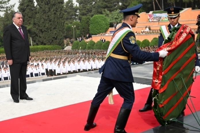 Imomali Rahmon ham Tojikistonda harbiy parad o‘tkazdi