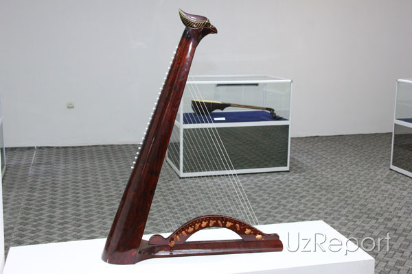 Музыкальные инструменты Узбекистана представлены в Международном караван-сарае культуры Икуо Хироямы