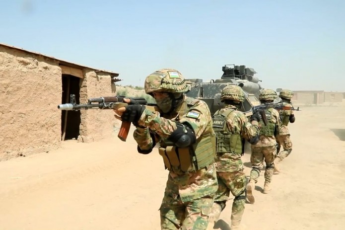Военнослужащие подразделений спецназа России и Узбекистана провели учебный бой в городе