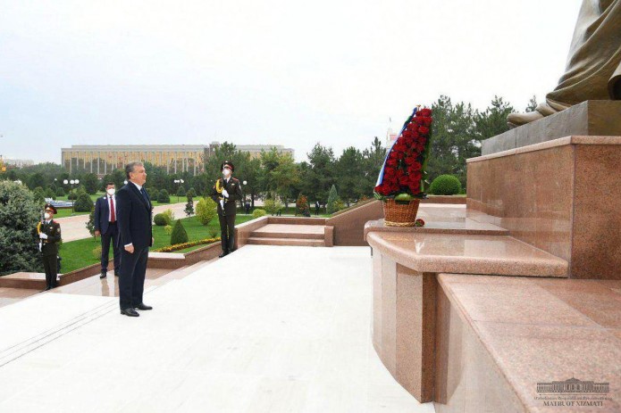 Президент возложил цветы к подножию Монумента независимости и гуманизма