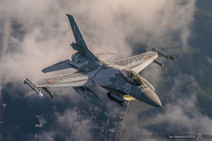 Polshada ilk bor ayol kishi F-16 qiruvchi samolyoti uchuvchisiga aylandi