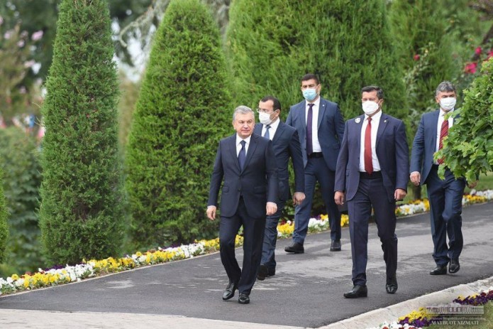 Президент Шавкат Мирзиёев посетил сквер "Шахидлар хотираси"