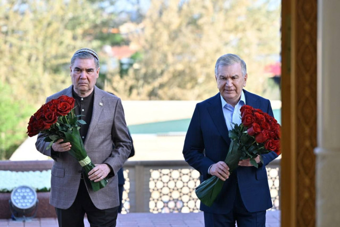 Shavkat Mirziyoyev va Gurbanguli Berdimuhamedov Islom Karimov xotirasiga hurmat ko‘rsatdi (foto)