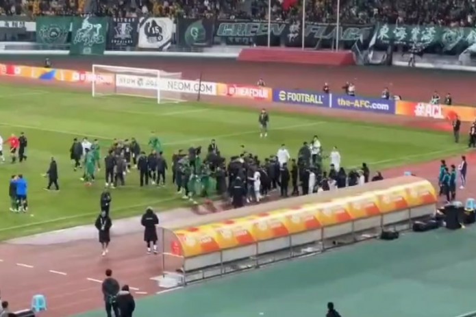 O‘zbekistonlik hakamlar boshqargan OCHL o‘yinida futbolchilar o‘rtasida mushtlashuv sodir bo‘ldi