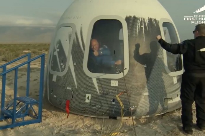 Джефф Безос совершил полет в космос на своем корабле New Shepard (Видео)