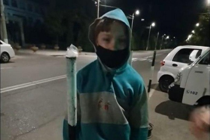 Участковый в Ташкенте силой затолкал ребенка в неслужебную машину с бухарскими номерами