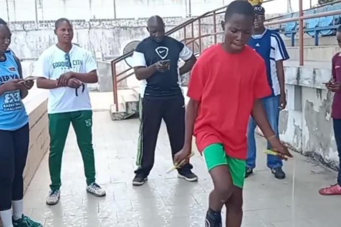 Nigeriyalik Filipp Solomon bitta oyoqda arqonda 30 soniyada 153 marta sakrab jahon rekordini o'rnatdi (Video)