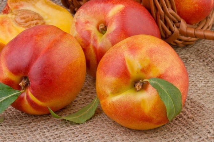 Узбекистан начал экспортировать персики и дыни в Оман