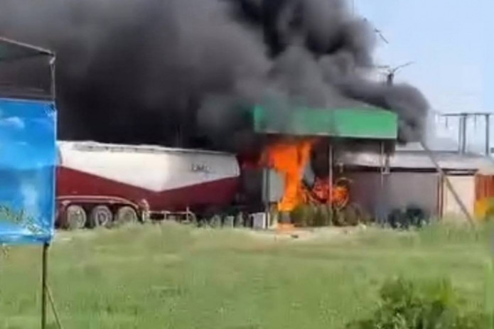 Xorazmda ustaxonada turgan yuk avtomobili yonib ketdi