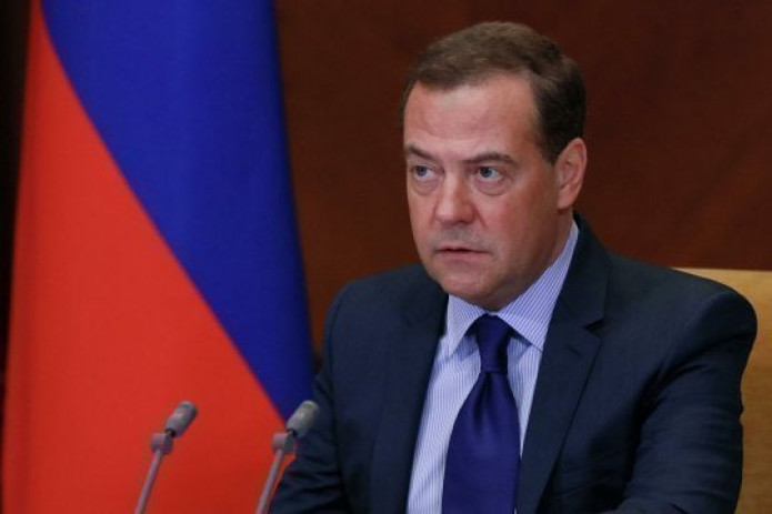 «Тинчликпарвар президент сифатида келган Трамп янги уруш бошлади» — Медведев