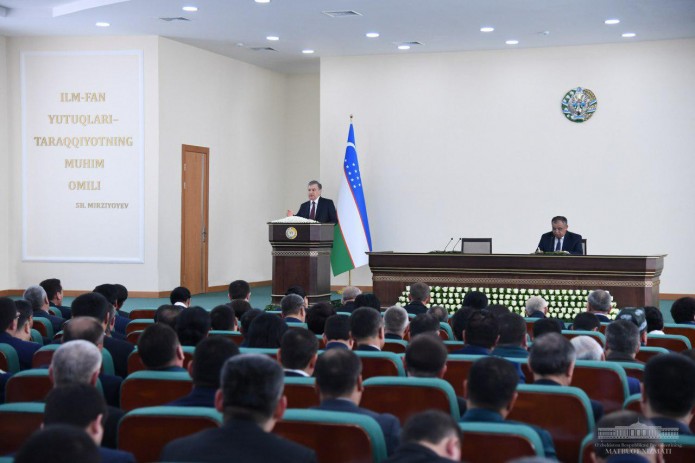 Под председательством Президента в Навои проходит совещание актива области