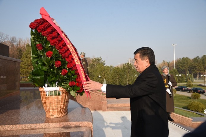 Президент Кыргызстана возложил цветы к монументу Независимости и гуманизма
