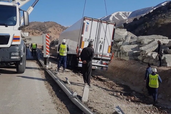 «Не справился с управлением»: в Ферганской области грузовик Volvo упал в канаву