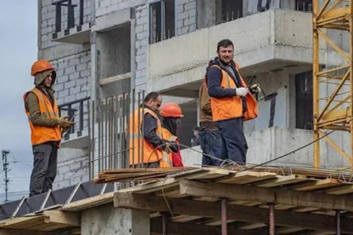 Rossiya qurilish sohasida mehnat qilayotgan migrantlar soni 500 mingga tushib qoldi