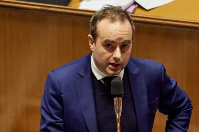 Fransiya hukumati ishonchsizlik ovoz berishdan qochib, byudjetni qabul qildi