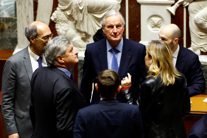 Emmanuel Makron Fransiya hukumatini iste’foga chiqardi