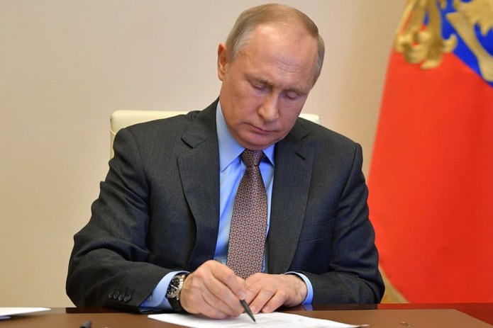 Путин подписал закон, позволяющий ему вновь баллотироваться на пост президента