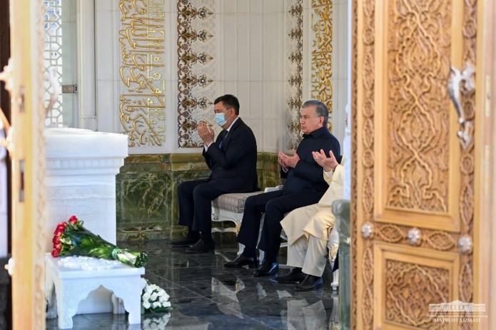 Шавкат Мирзиёев посетил могилу Ислама Каримова