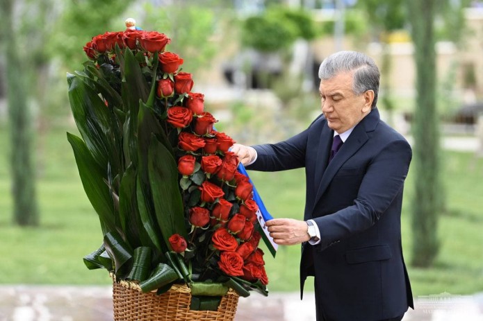 Президент возложил цветы к мемориальному комплексу "Ода стойкости"
