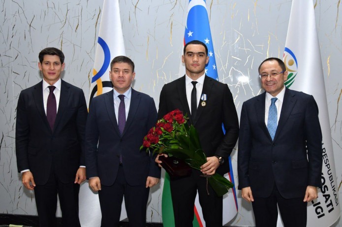 Bokschi Lazizbek Mullojonov “Kelajak bunyodkori” medali bilan taqdirlandi