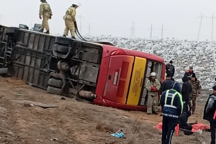 Navoiyda salonida 47 nafar yo‘lovchisi bo‘lgan avtobus YTHga uchradi