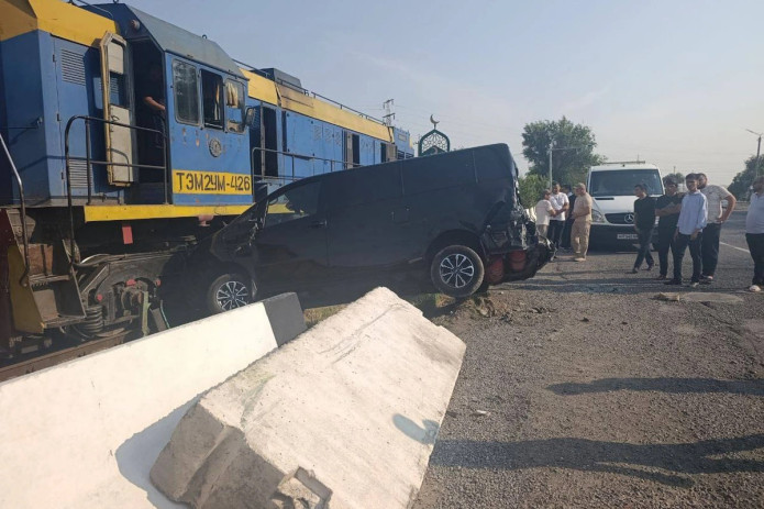 Bekobodda poyezd va mikroavtobus to‘qnashdi