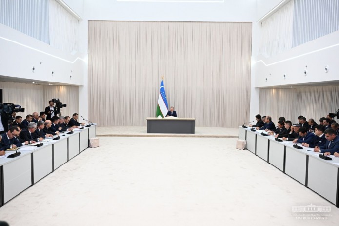 Oliygohlar fundamental tadqiqotlar o‘tkazish bilan cheklangani, iqtisodiyot uchun amaliy ishlanmalar juda kamligi ko‘rsatib o‘tildi
