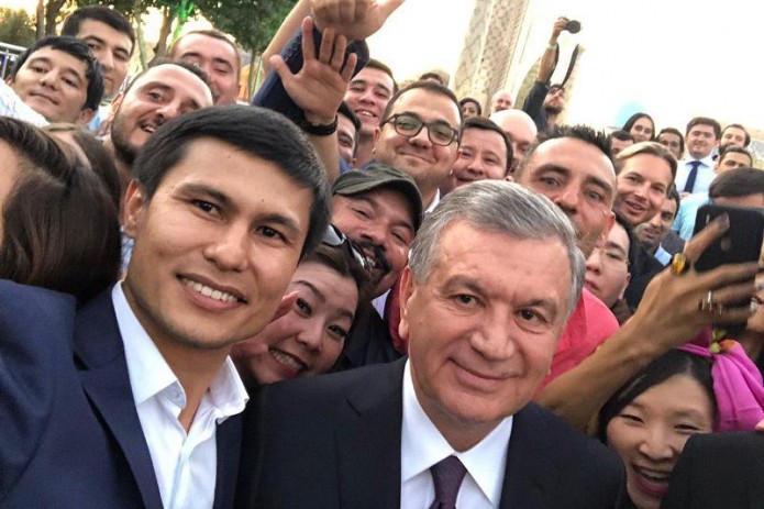Президент Шавкат Мирзиёев встретился и сделал селфи с блогерами