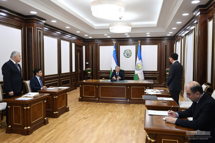 Shavkat Mirziyoyev avtomobil sanoatida 2025-yil uchun ustuvor vazifalarga oid taqdimot bilan tanishdi