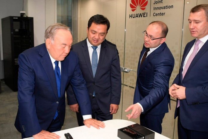Нурсултан Назарбаев посетил инновационный центр Huawei в Астане
