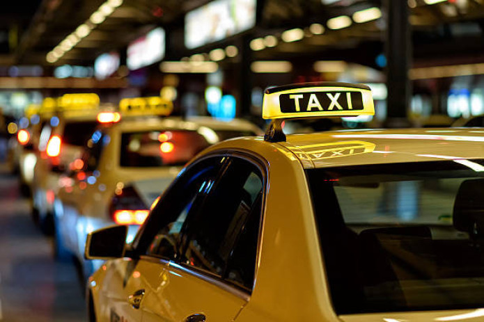 “Konstitutsiyaga zid tartib bekor qilinish kerak” — XDP taksichilar masalasida Transport vaziri Ilhom Mahkamovga so‘rov yubordi