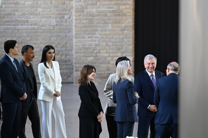 Shavkat Mirziyoyev Toshkentda ochilgan Zamonaviy san'at markaziga bordi