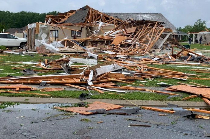 Kuchli tornado AQShning Omaha shaharchasi chekkasidagi butun hududni vayron qildi