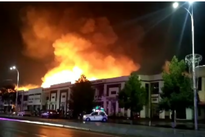 В торговом центре Бухары произошел сильный пожар