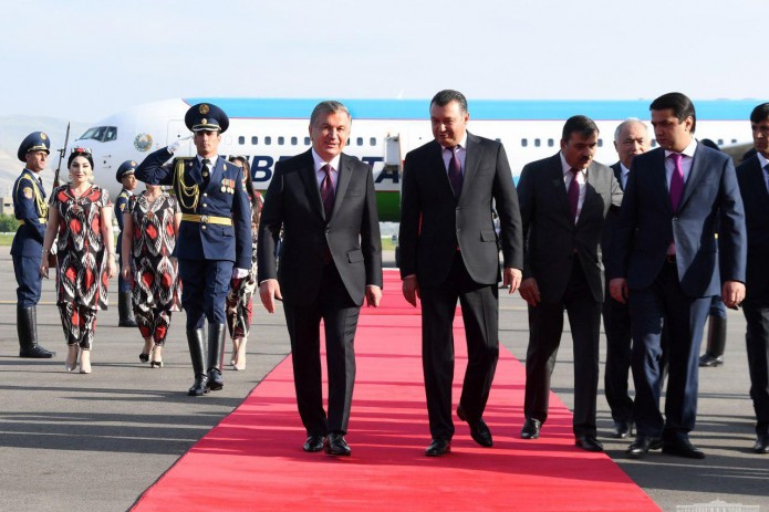 Президент Шавкат Мирзиёев прибыл в Душанбе