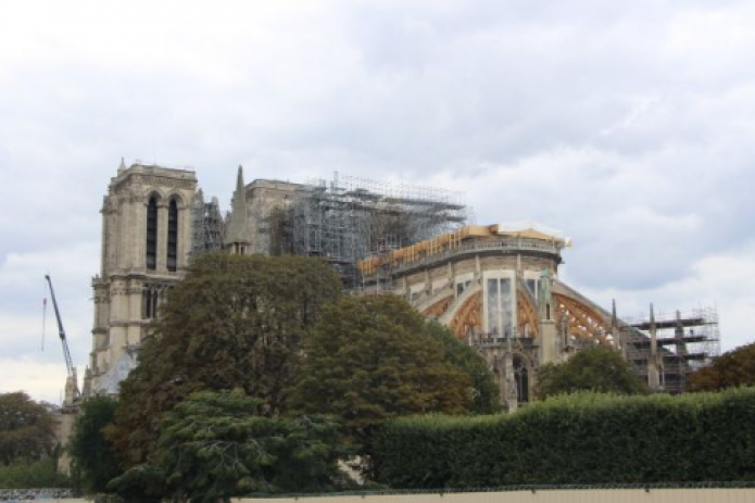 В Париже через год после пожара открыли площадь перед Нотр-Дам