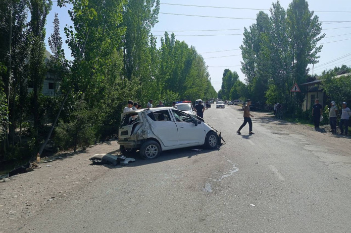 Andijonda voyaga yetmagan bola haydagan Spark ag‘darilib ketdi
