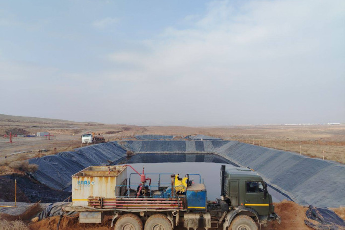 Boysundagi “M-25” koni hududidan neft sizib chiqdi