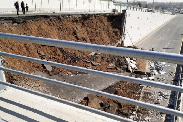 Toshkentda yo‘l o‘tkazgich o‘pirilib tushdi