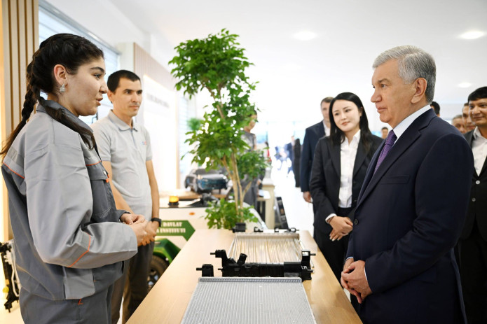 Shavkat Mirziyoyev Andijon tumanidagi “Ipak yoʻli” sanoat zonasi hududida tashkil etilgan texnikum faoliyati bilan tanishdi