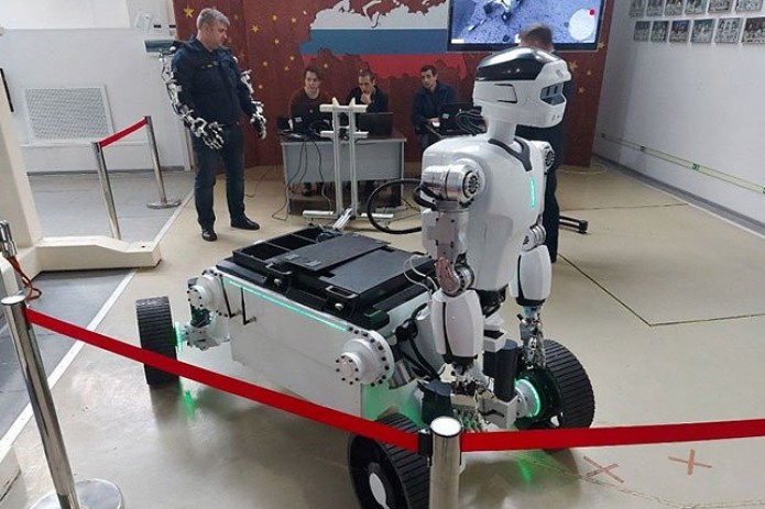 Oyda qurilish ishlarini bajaradigan robot namoyish etildi