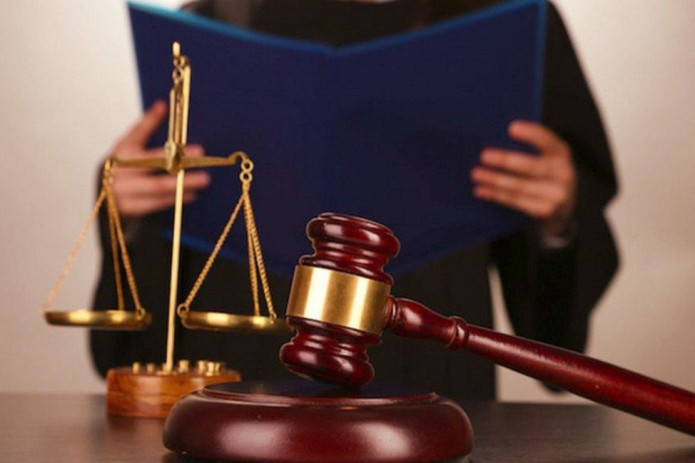 Surxondaryoda ayol va uning 5 oylik chaqalog‘ini molxonada saqlab kelganlarga sud hukmi o‘qildi